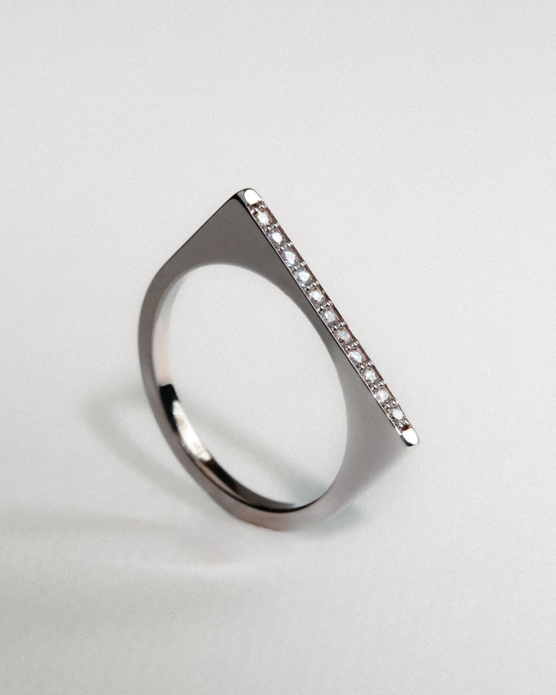 Inel Timpul Structural din aur alb cu diamante naturale