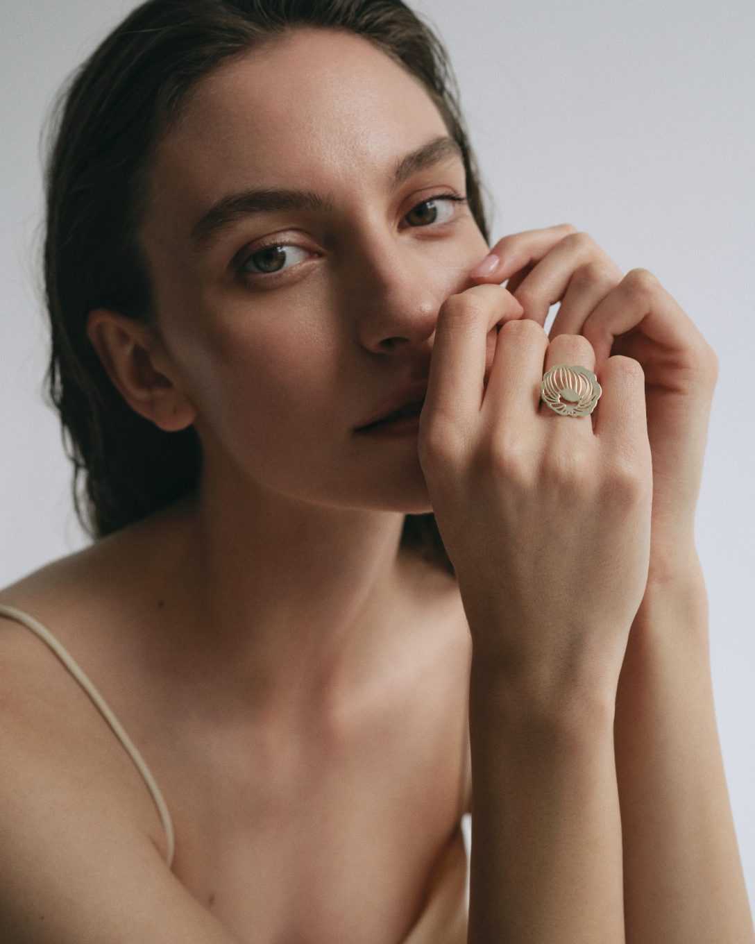 Inel cu bujor din aur galben