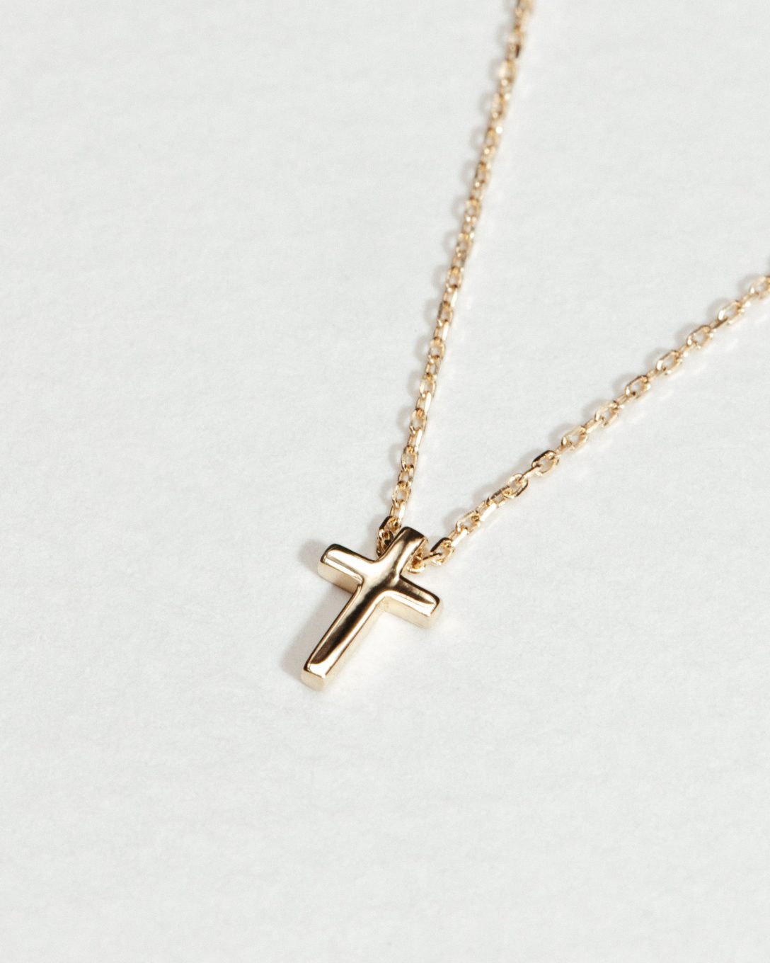 Lanț cu cruce mică din aur galben