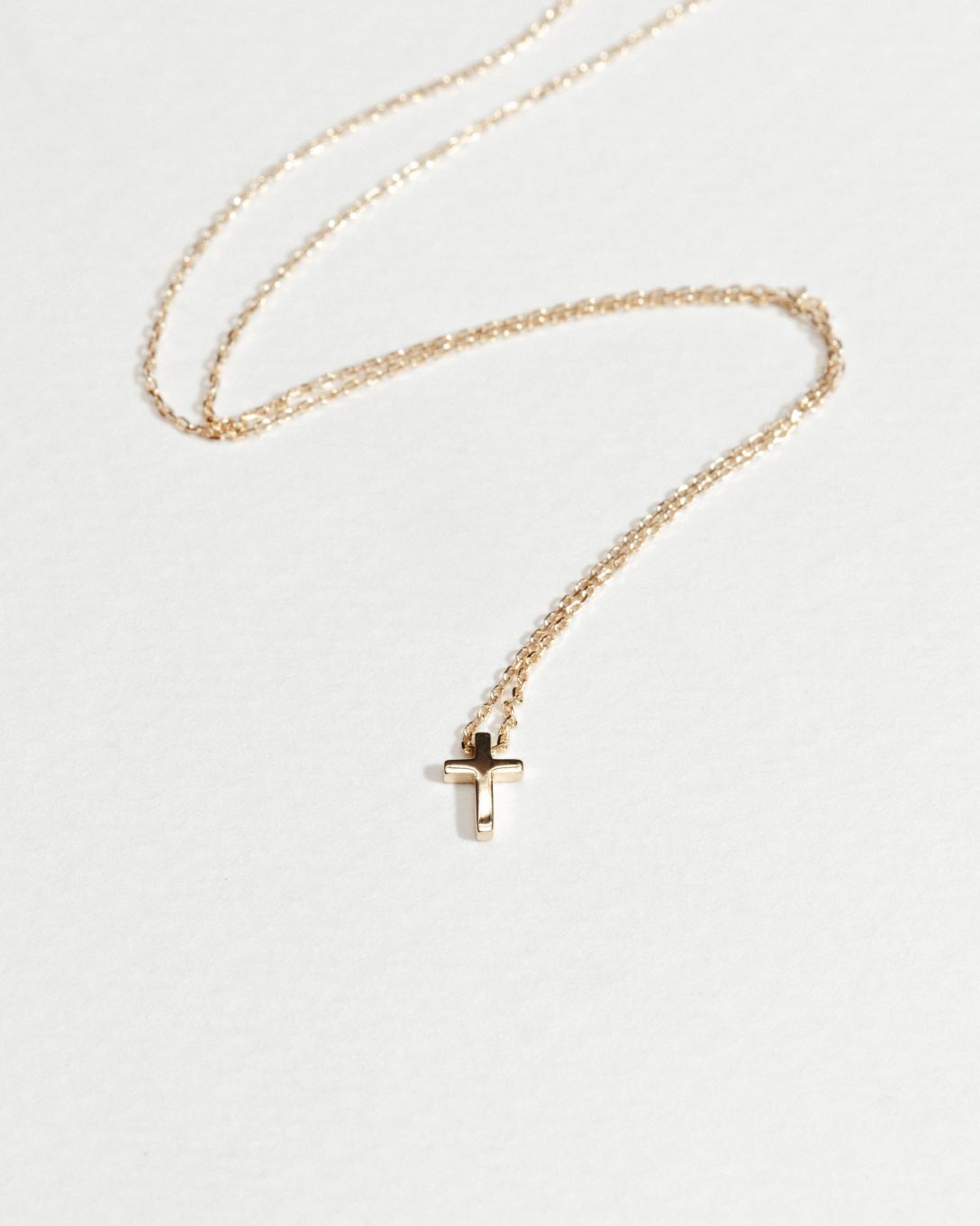 Lanț cu cruce mică din aur galben