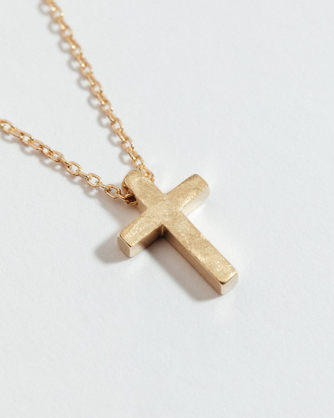 Lanț cu cruce din aur galben satinat