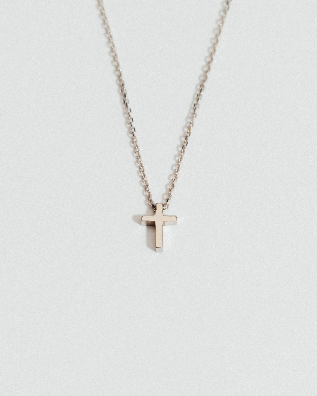 Lanț cu cruce mică din aur alb