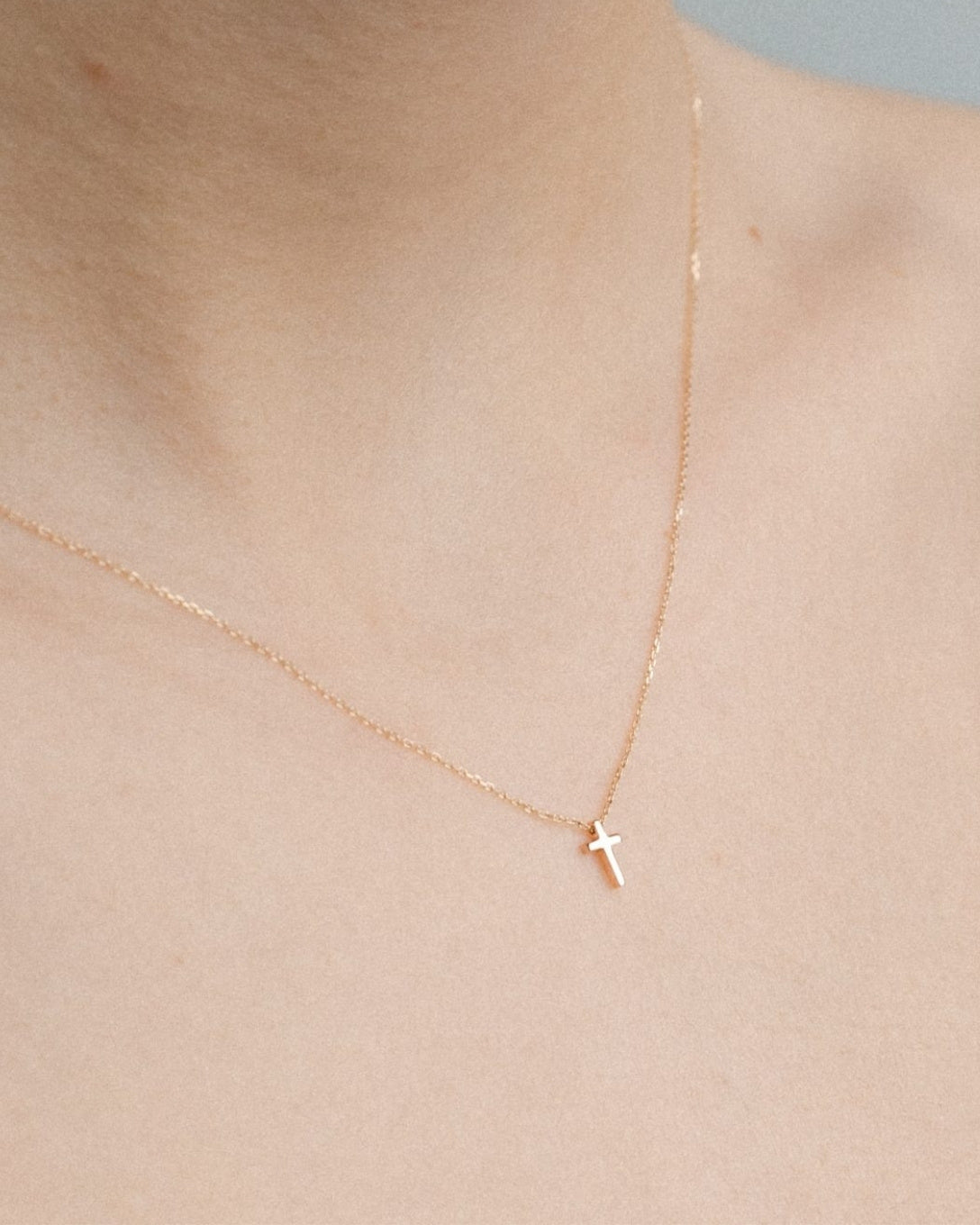 Lanț cu cruce mică din aur rose