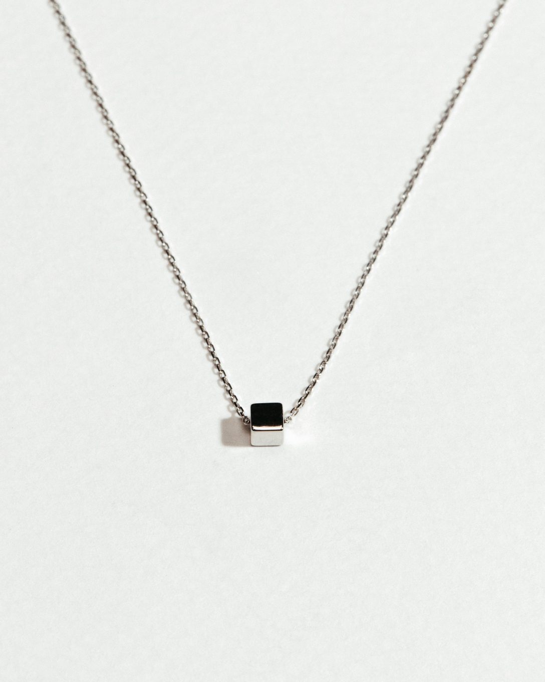 Lanț cub din aur alb