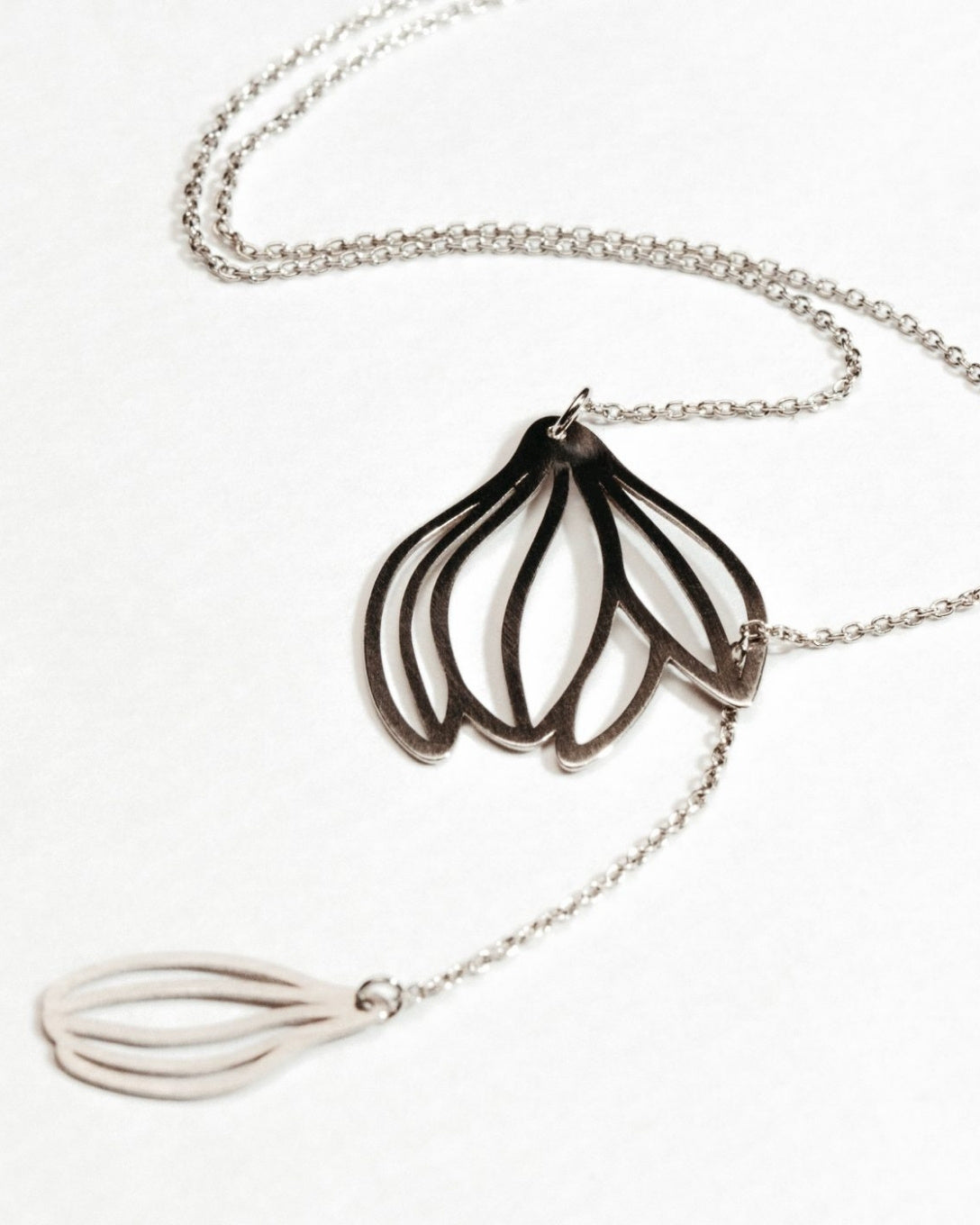 Lanț lung cu magnolie din aur alb