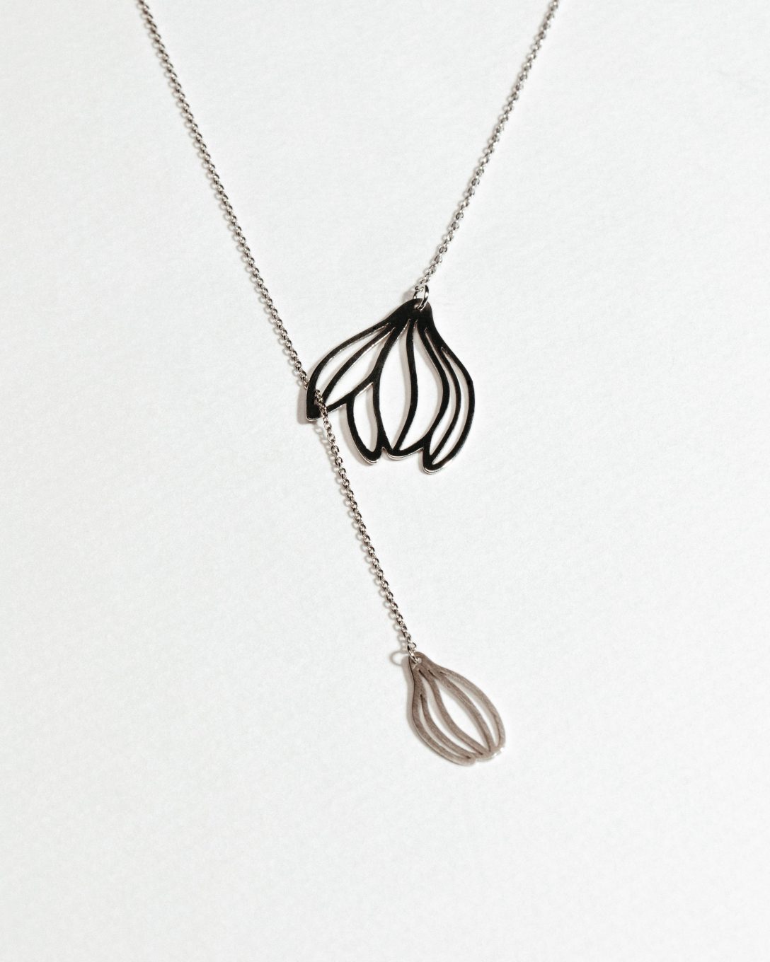 Lanț lung cu magnolie din aur alb