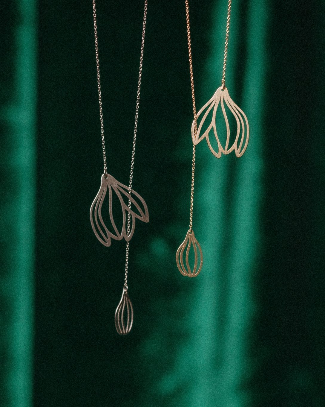 Lanț lung cu magnolie din aur alb