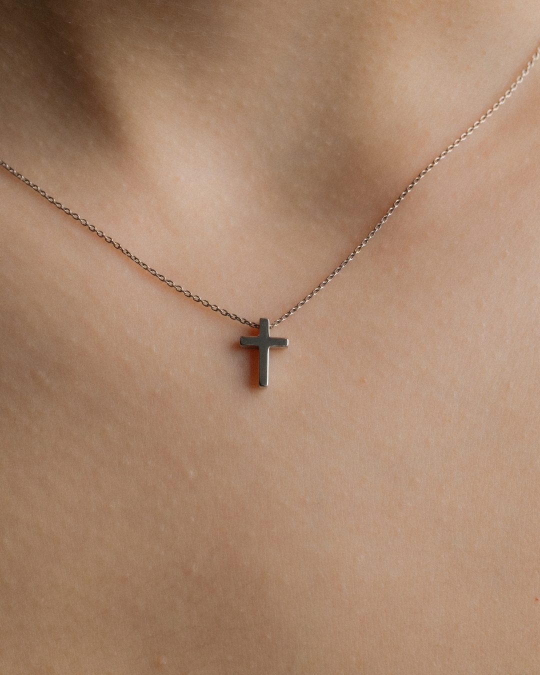 Lanț cu cruce din aur alb