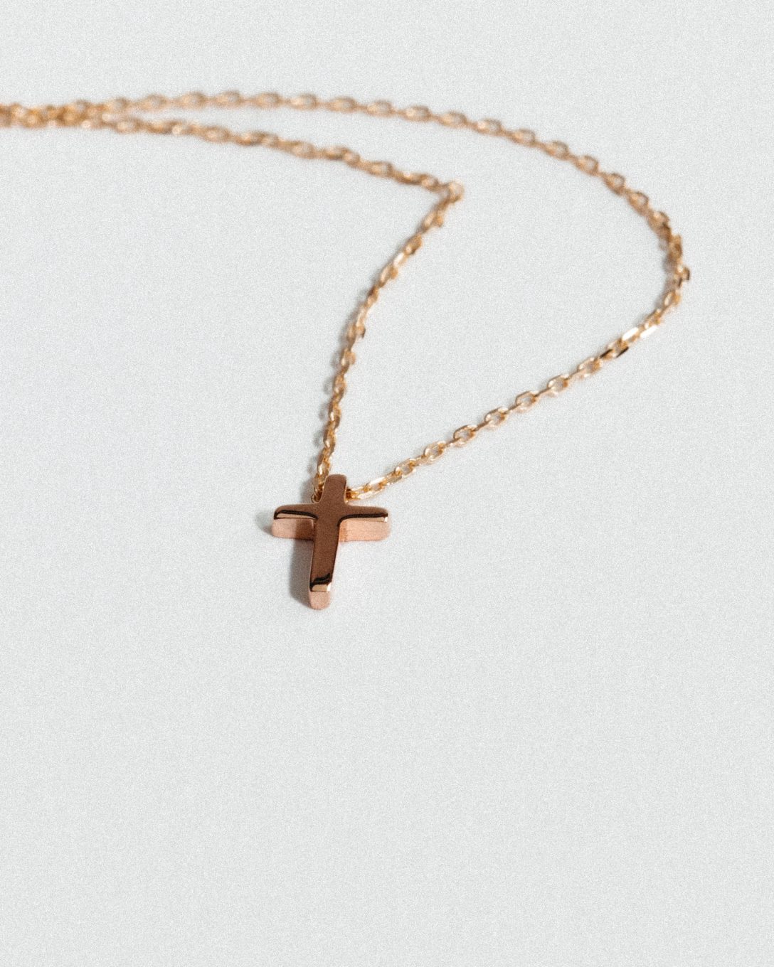 Lanț cu cruce mică din aur rose