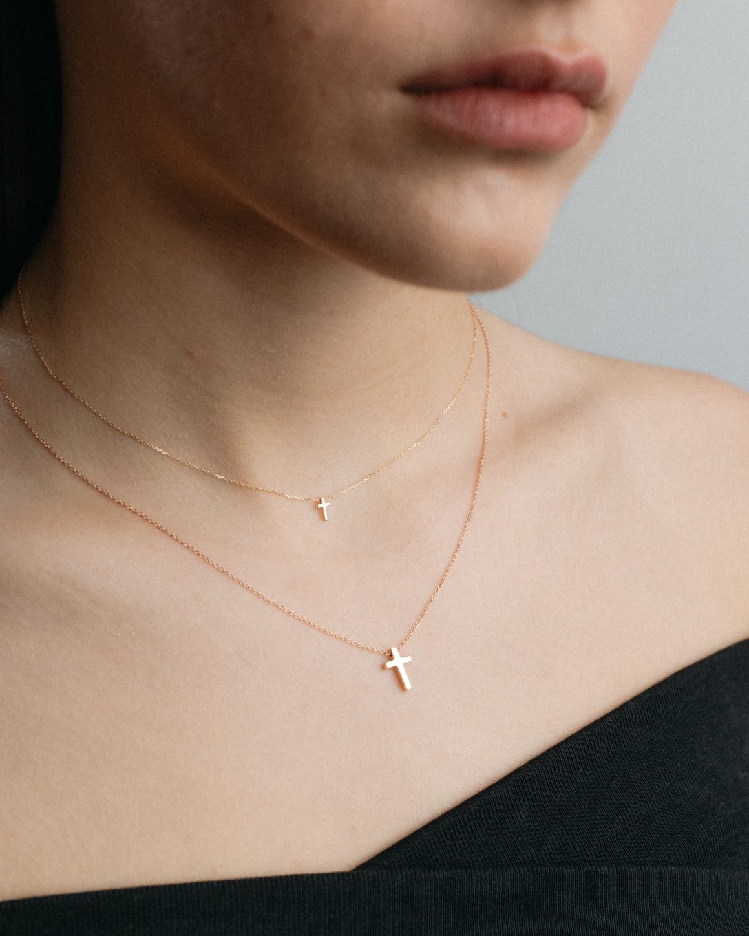 Lanț cu cruce mică din aur rose