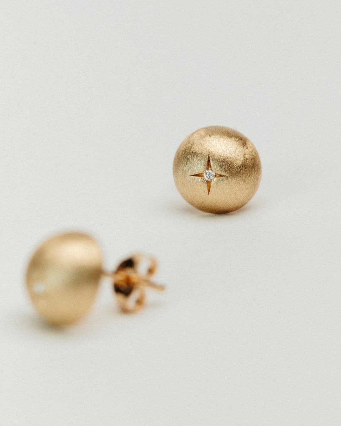 Cercei globes mici din aur galben cu diamant natural