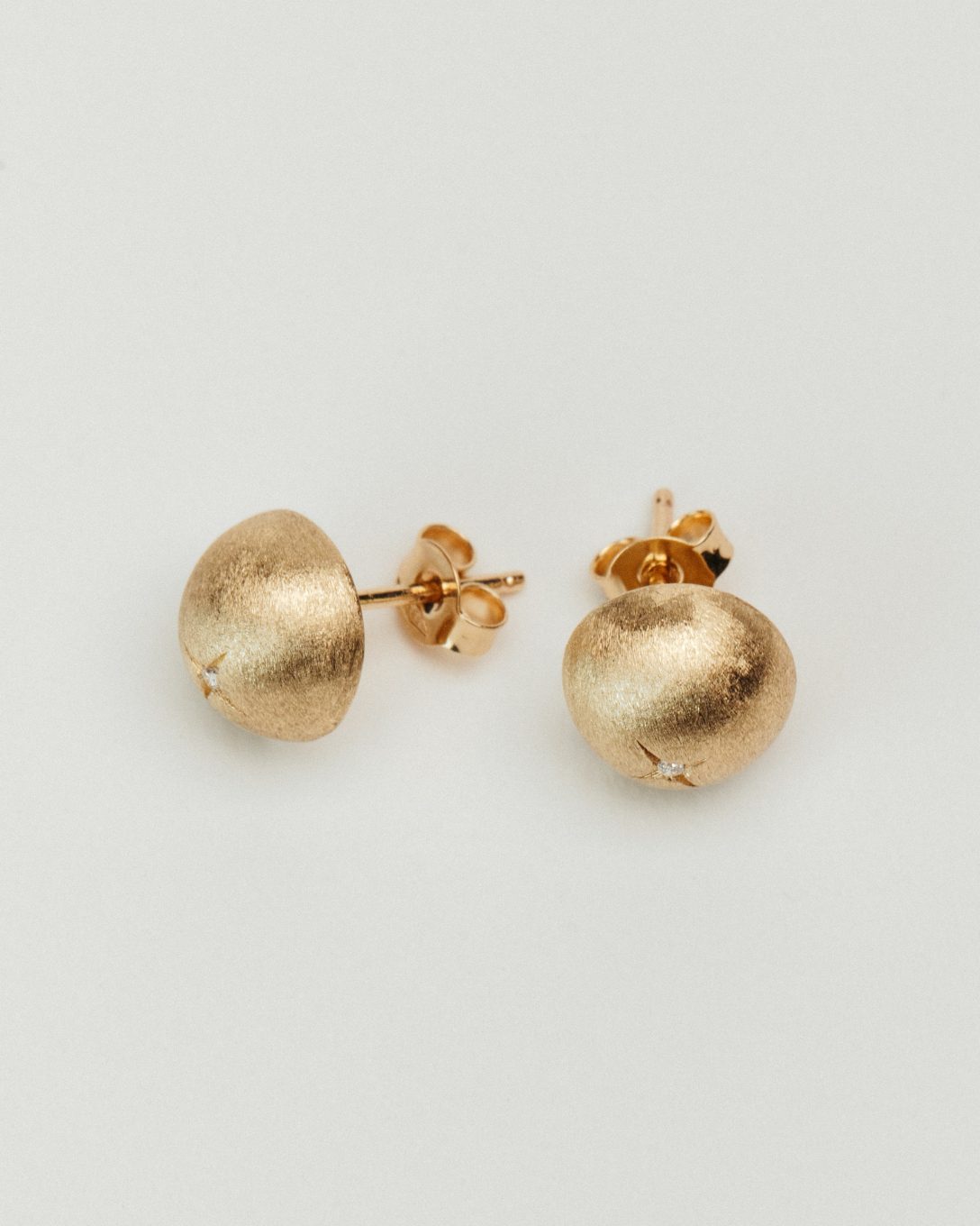 Cercei globes mici din aur galben cu diamant natural