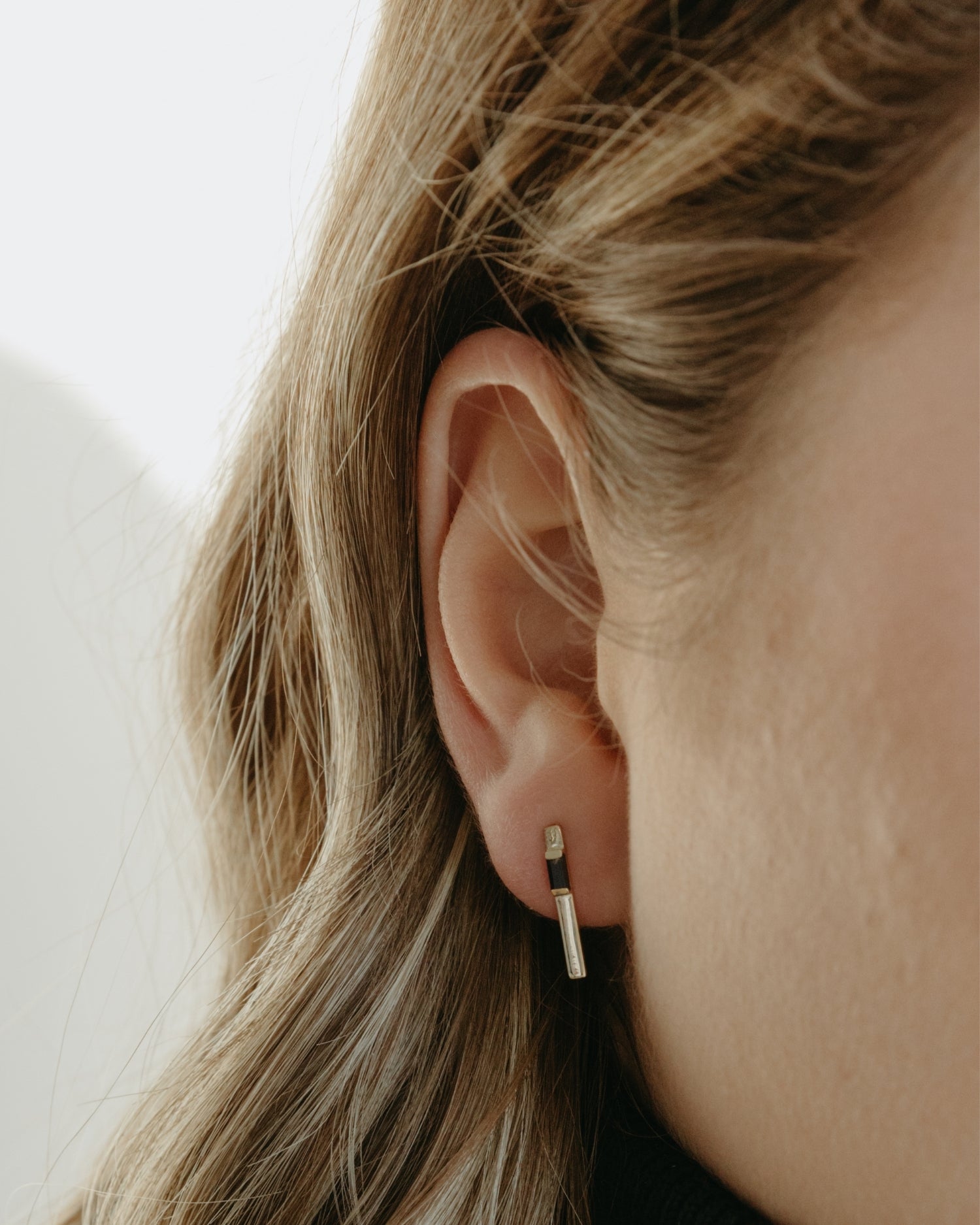 Cercei Baguette linear din aur galben cu safir